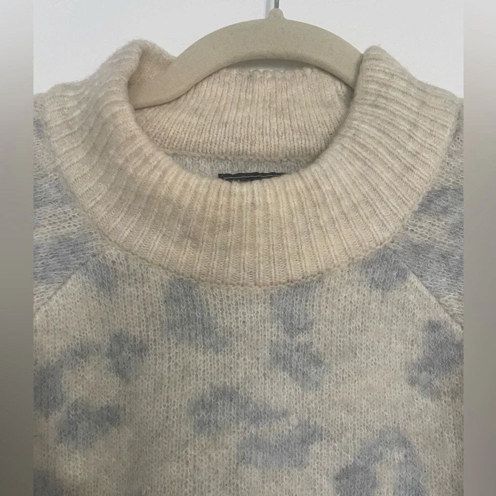 Abercrombie & Fitch Leopard Print Sweater - Picture 3 of 6